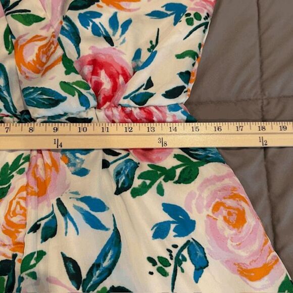 Everly Sleeveless Rose Floral Romper Ruffle Shorts White Wrap Front Size Large - Picture 8 of 10